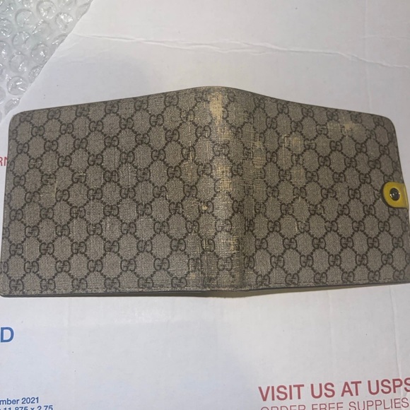 New Gucci wallet has a distressed look - Picture 2 of 11